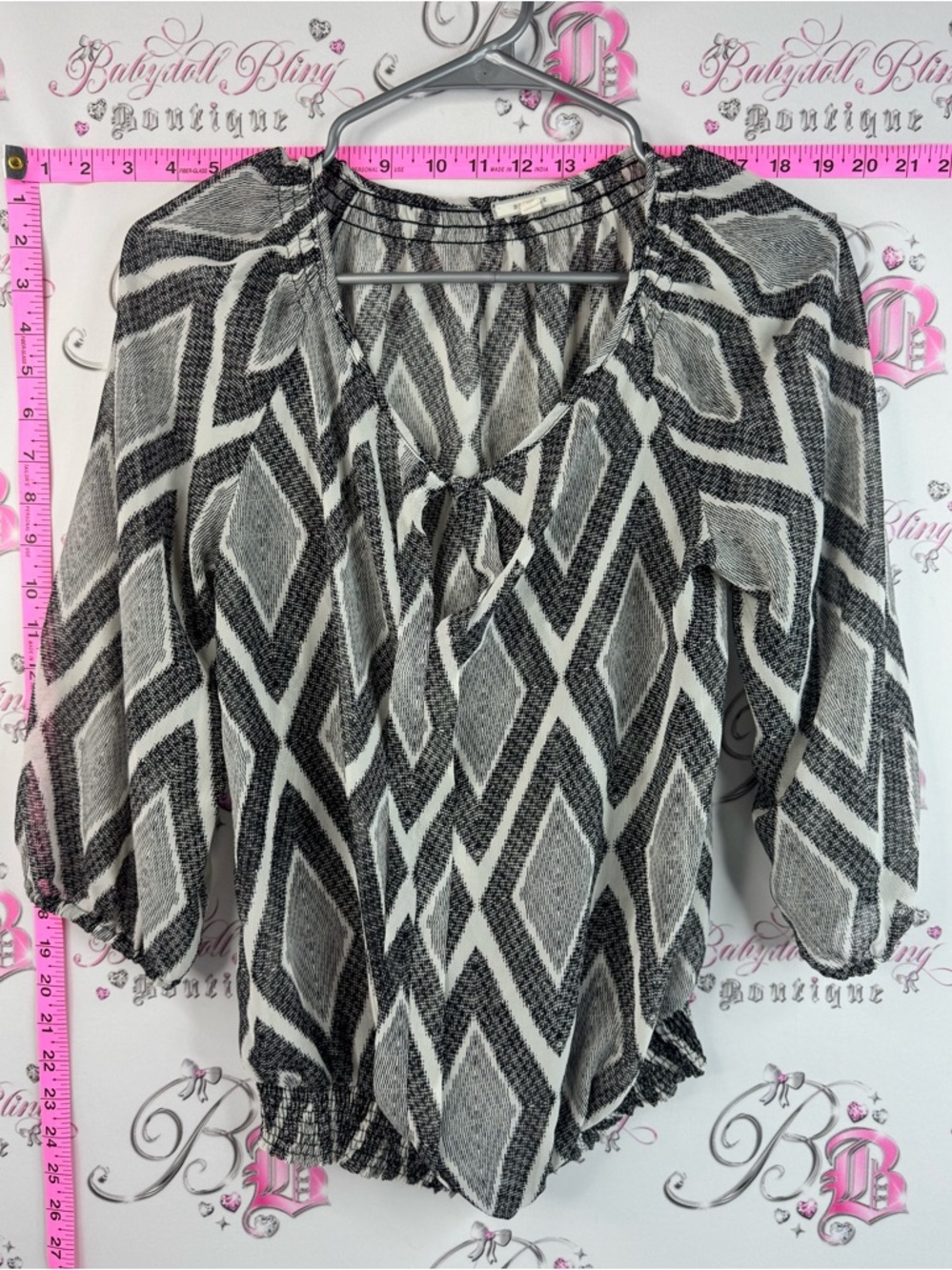 Pleione blouse flowy animal snake print Black & White Geometric Tie-Neck Blouse